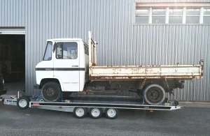 transport utilitaire avec plateau benne